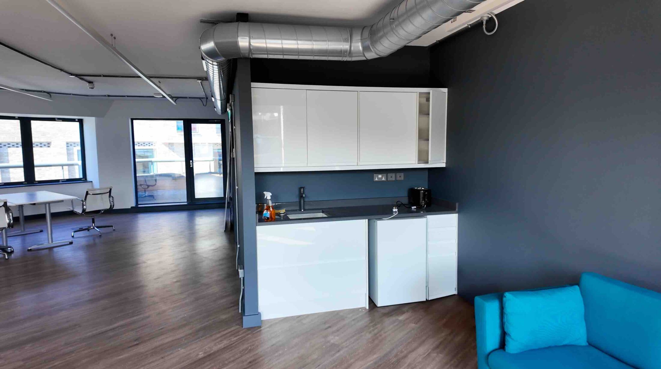 Income-producing office building with development potential in Fulham Broadway