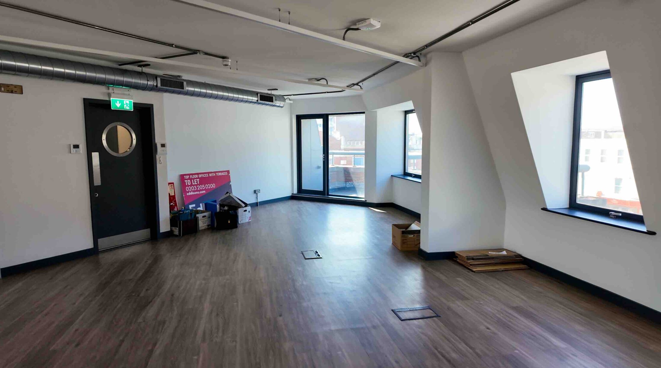 Income-producing office building with development potential in Fulham Broadway