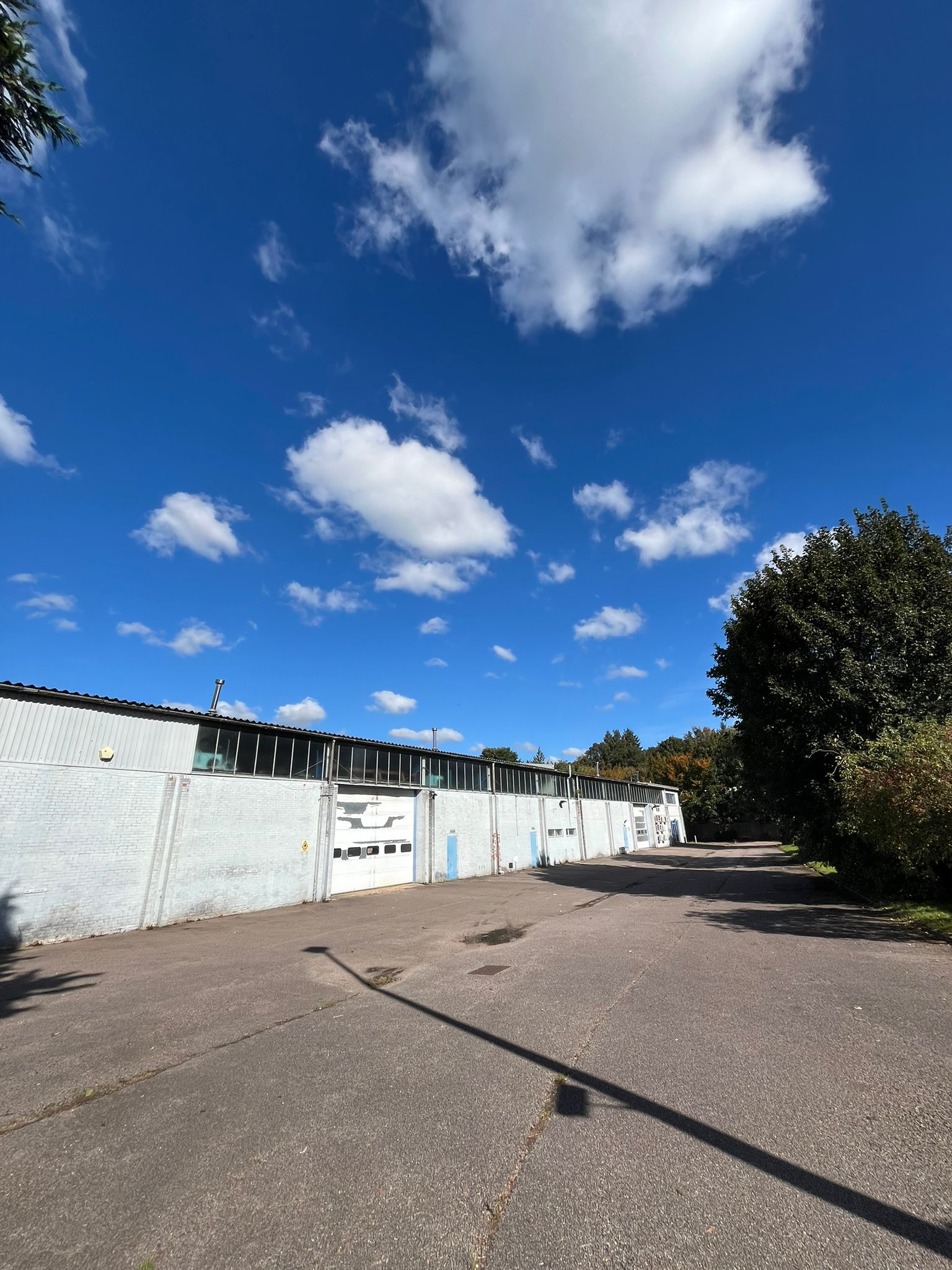 Industrial unit in Markyate sold with vacant possession